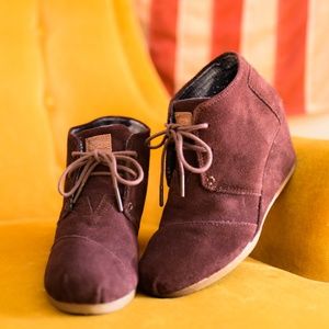 Tom's Desert Wedge bootie in Maroon Brown